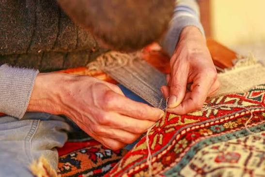 بين خيطٍ وشاشة .. كيف واصلت الحرف اليدوية نقل الحضارات؟
