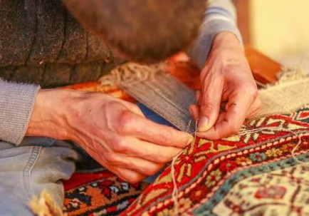 بين خيطٍ وشاشة .. كيف واصلت الحرف اليدوية نقل الحضارات؟